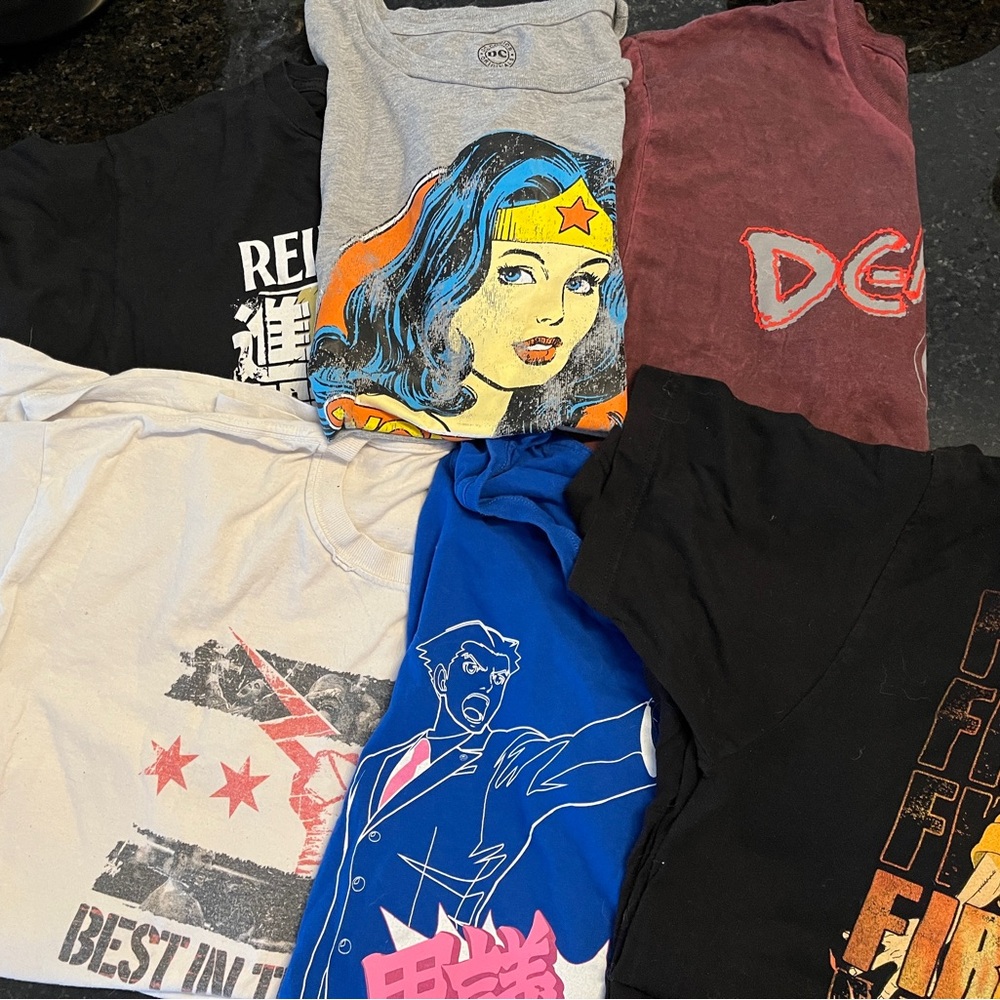 6 Character Shirts med to XL DeadPool, Wonder Woman, Fire Forge